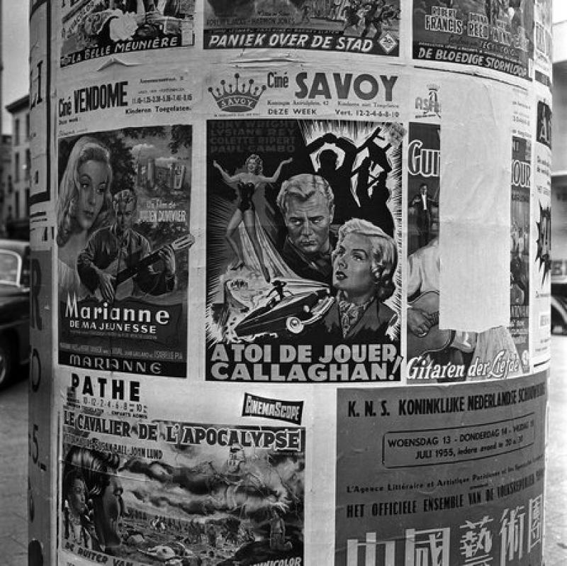 Reclamezuil met filmaffiches in Middelheim 1955