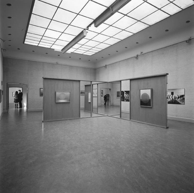 Zelfportret van Hein de Bouter in het Van Abbemuseum, Eindhoven
