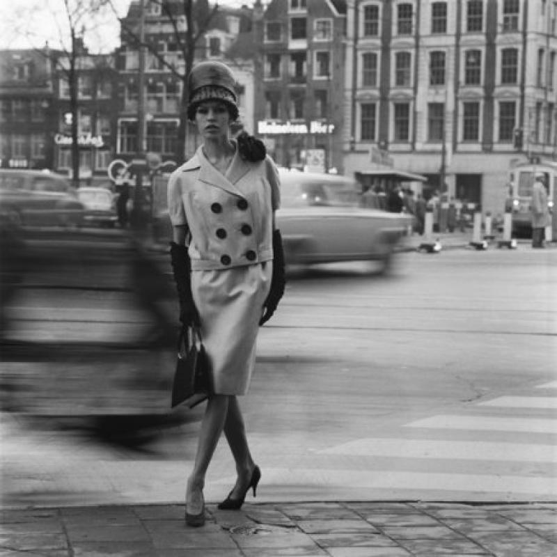 Amsterdam, model in kleding van modeontwerper Max Heymans, 1961
