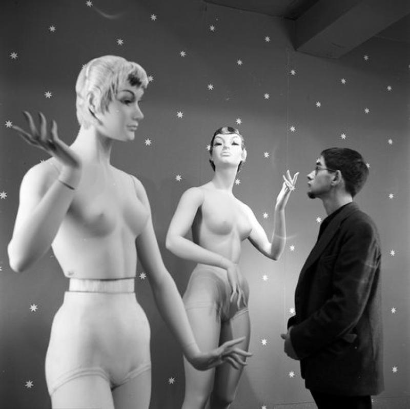 Philip Mechanicus bij etalagepoppen, Amsterdam 1959 (foto Ad Windig)