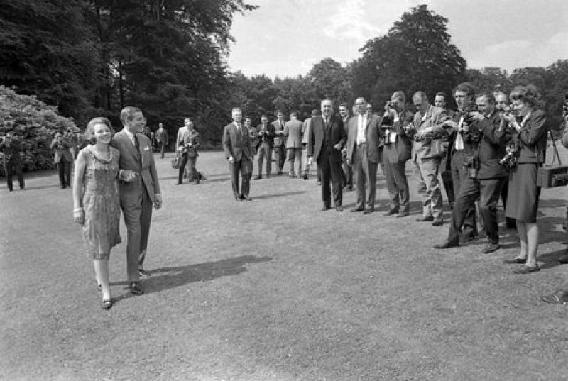 Prinses Beatrix en prins Claus kondigen hun verloving aan, Paleis Soestdijk, 1965