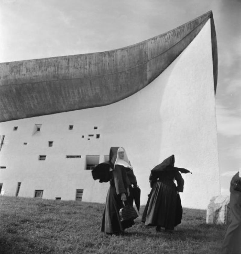 Nonnen bij de Notre Dame du Haut van Le Corbusier, Frankrijk 1954
