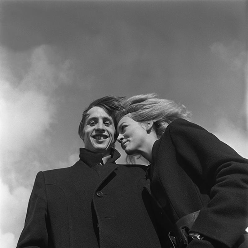 1.030026001346 Johan Cruijff met echtgenote Danny, Amsterdam omstreeks 1968 © Nico van der Stam MAI lr
