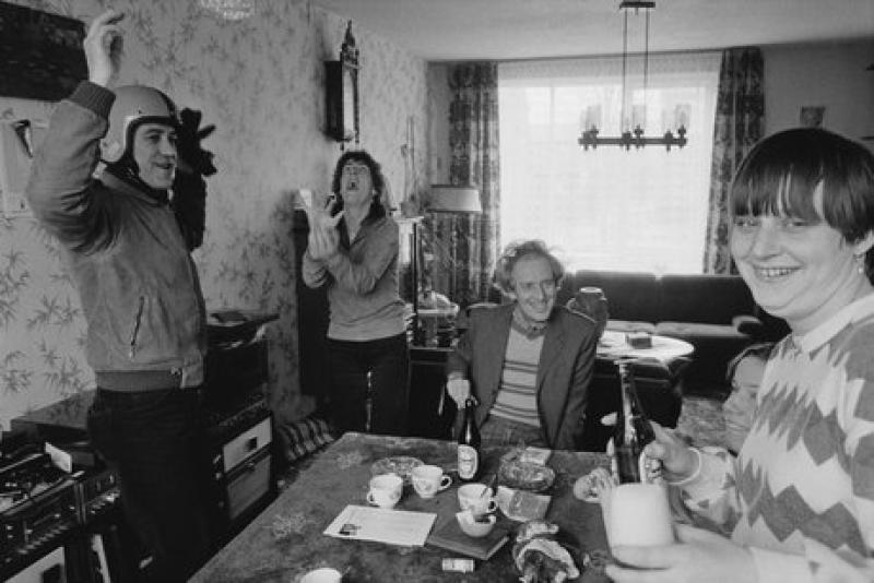 Roermond 1981, gezin in Antillenstraat in woonkamer interieur