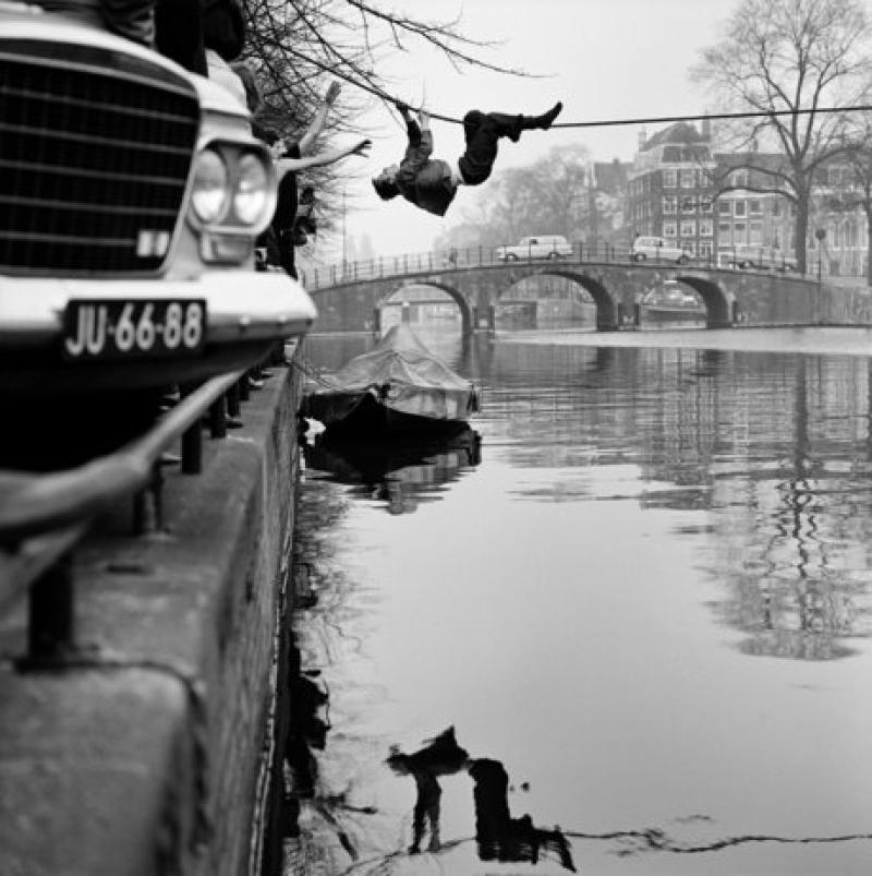 Jongens klimmen over de gracht